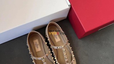 발렌티노 VALENTINO 락스터드 스트랩 플랫슈즈 SIZE 35~39 검수사진 ☆☆☆☆☆