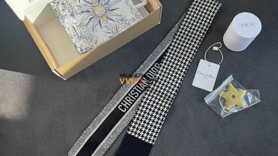 디올 DIOR 30 몽테인 실크 미차 스카프 방도 검수사진 ☆☆☆☆☆