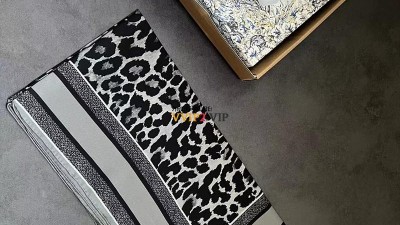 디올 DIOR MIZZA 90 스퀘어 스카프 15LEO090I603 C180 SIZE 90*90cm 검수사진 ※100% 실크 ☆☆☆☆☆