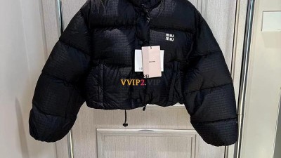 미우미우 Miu Miu 23FW 여성 로고 패턴 크롭 나일론 다운 점퍼 ML719 13FO F0002 SIZE 36 38 40 42 ※화이트 덕다운 95 검수사진 ☆☆☆☆☆ #VVIP공장