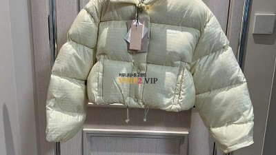 미우미우 Miu Miu 23FW 여성 로고 패턴 크롭 나일론 다운 점퍼 ML719 13FO F0002 SIZE 36 38 40 42 ※화이트 덕다운 95 검수사진 ☆☆☆☆☆ #VVIP공장