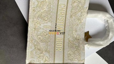 디올 DIOR 북토트백 미디엄 골드&화이트 버터플라이 자수 M1296ZESV 검수사진 ☆☆☆☆☆ #여왕샵