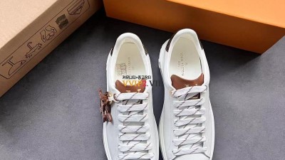 루이비통 LOUIS VUITTON LV 타임 아웃 트레이너 모노그램 캔버스 스니커즈 1AADMT 검수사진 ☆☆☆☆☆
