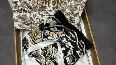 디올 DIOR 라 포스 스퀘어 스카프 21TAR090I612 C900 SIZE 90*90cm @ 100% 실크 검수사진 ☆☆☆☆☆