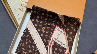 루이비통 루이뷔통 LOUIS VUITTON LV 스퀘어 실크 스카프 SIZE 90*90cm @ 100% 실크 검수사진 ☆☆☆☆☆