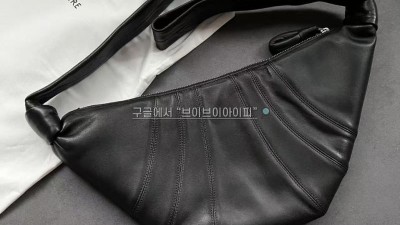 LEMAIRE 르메르 24FW MEDIUM CROISSANT BAG BG0001 LL0018 999 미디움 크루아상 백 [사이즈] 미듐 22*47cm 검수사진 #vvip공장