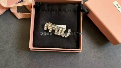 미우미우 MIU MIU 크리스탈 헤어핀 클립 910194 검수사진