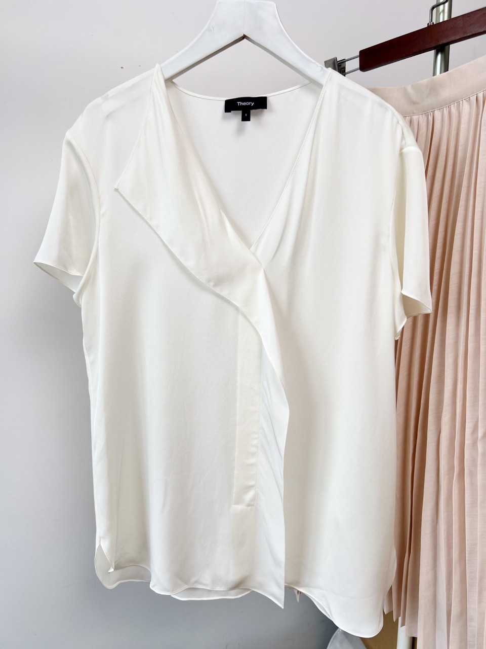 띠어리 Theory 실크 브이넥 반팔셔츠 SIZE S M L @ 100% 실크 ☆☆☆☆☆
