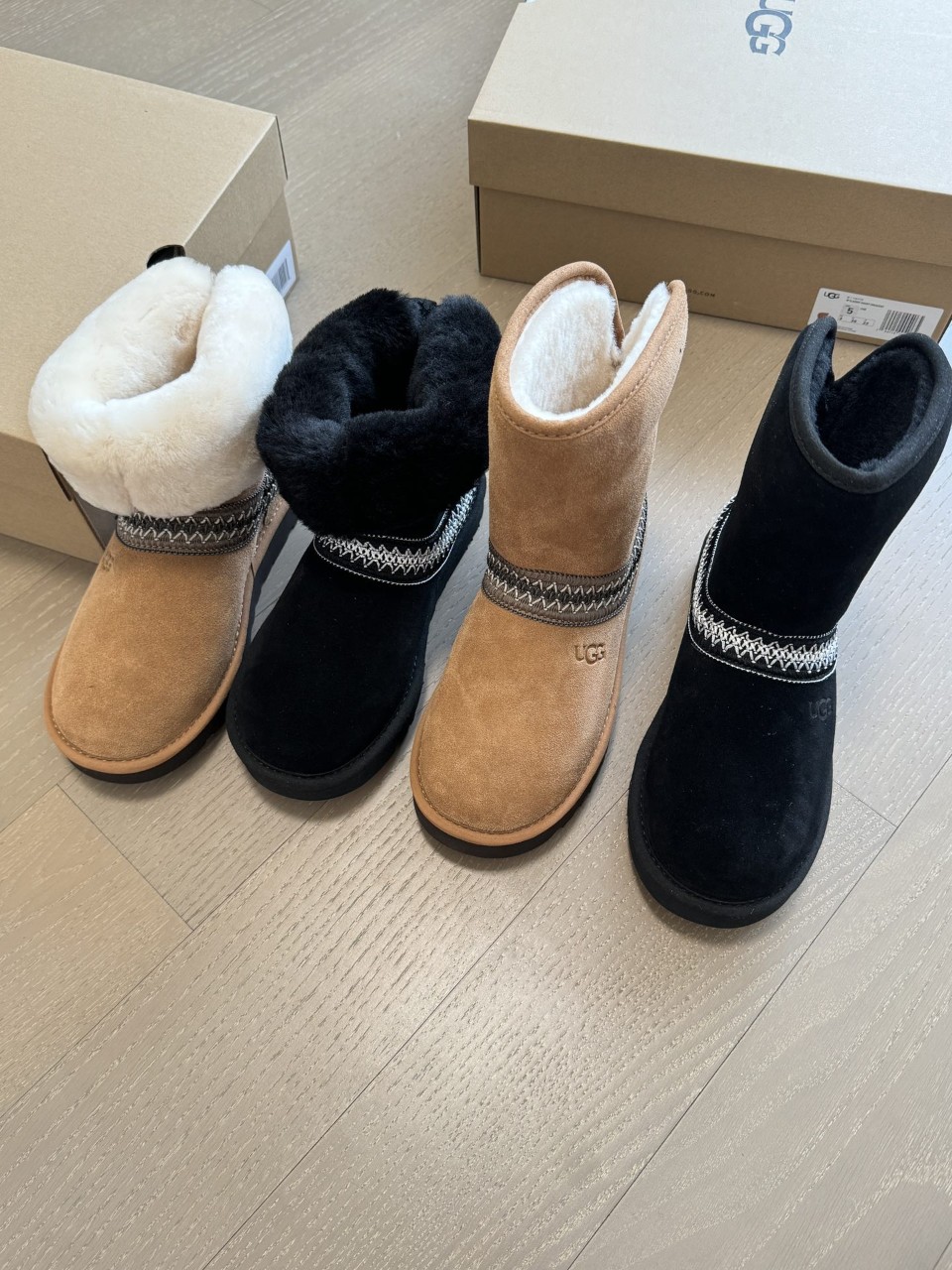 UGG 24FW 클래식 숏 크레센트 Classic Short Crescent (1664302559,1664302560)MS [사이즈] 35~40