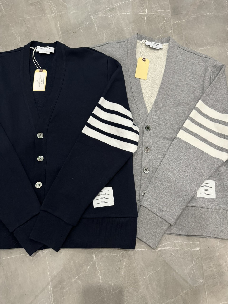 톰브라운 THOM BROWNE 사선완장 클래식 브이넥 코튼 네이비 가디건 MJT167A00535415 [사이즈] 1 2 3 4 5 @ 코튼 100% #vvip공장