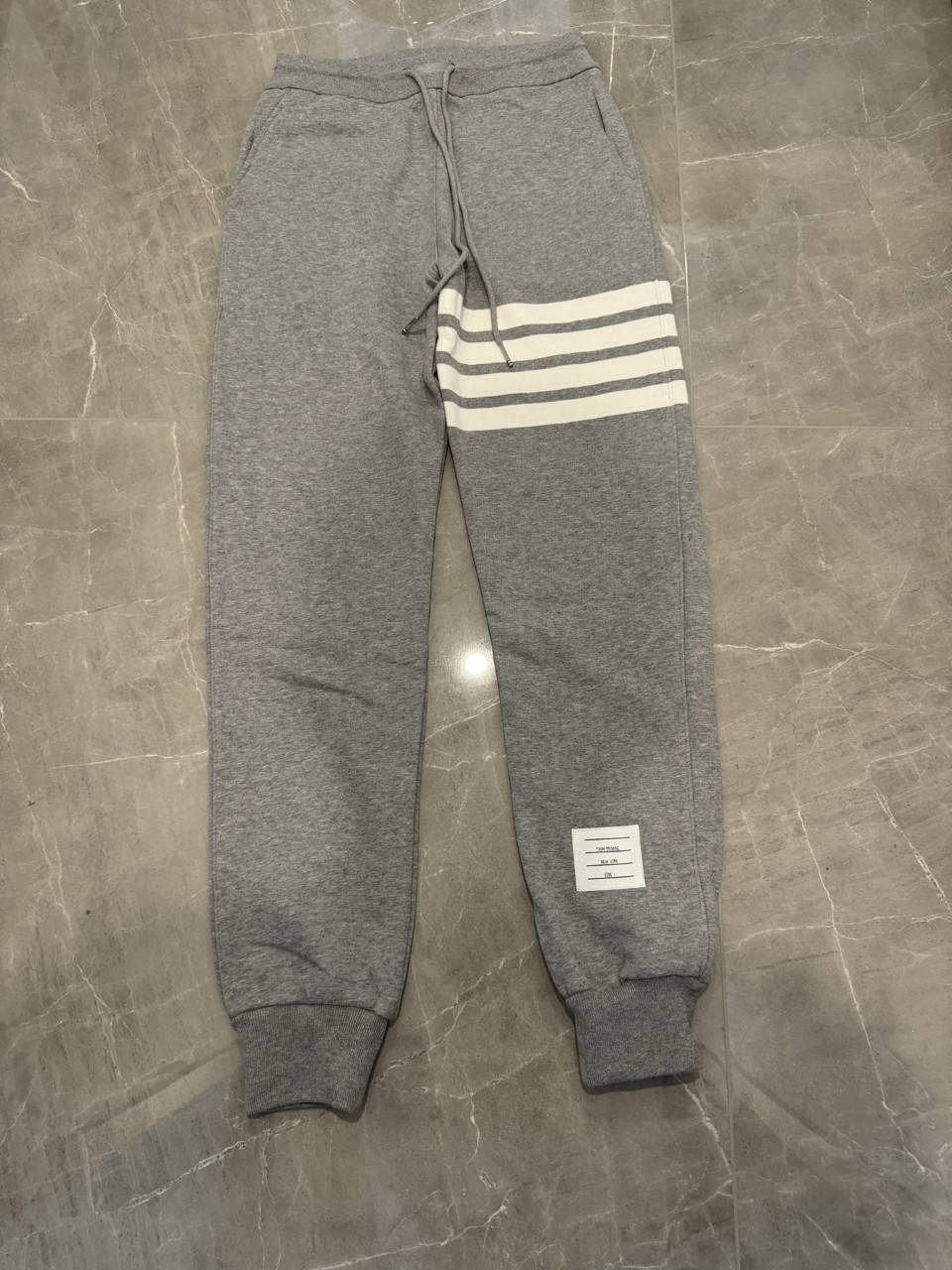 톰브라운 THOM BROWNE 엔지니어드 스트라이프 스웨트 팬츠 라이트 그레이 TB MJQ008H 00535 068TB MJQ0O8H 00535 068 [사이즈] 1 2 3 4 5 @ 순면 #vvip공장