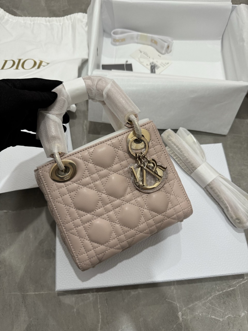 디올 레이디 Lady Dior 미니 백 파우더 핑크 까나쥬 양가죽 M0505ONUL_M413 17x15x7cm #vvip공장