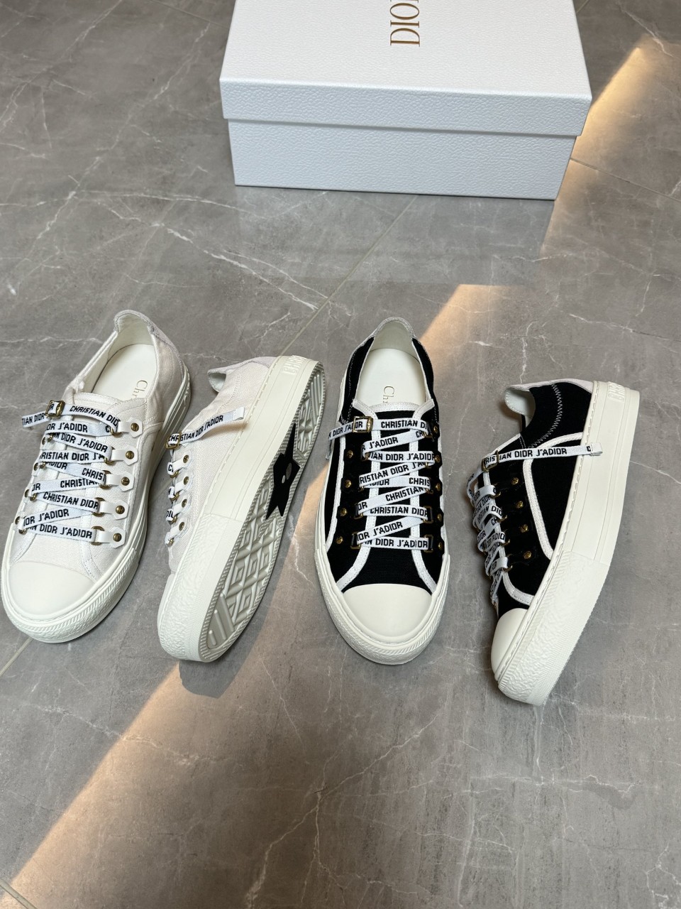 디올 Walk n Dior 스니커즈 블랙, 화이트 코튼 캔버스 KCK177CVA_S12X / 여성 스니커즈 35~40