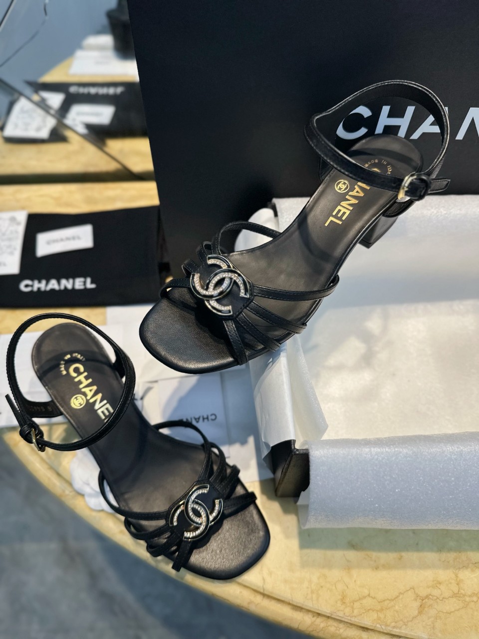샤넬 25SS CC로고 스트랩 샌들 힐 골드 스트라스 큐빅 블랙 램스킨 G46274 35~41 #해피샵