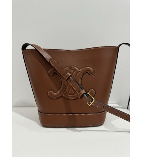 셀린느 스몰 퀴르 트리옹프 버킷백 부드러운 카프스킨 113783DU3 24x22x13cm #vvip공장