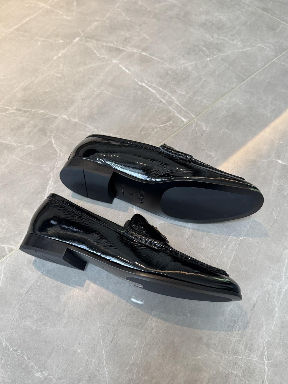 프라다 1D843NH27 F0002 여성 로퍼 모카신 단화 로우탑 에스빠듀 스니커즈 뮬 PRADA Patent leather loafers 35~40 굽 2.5cm
