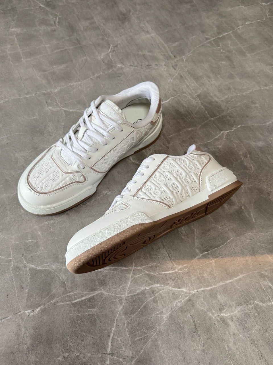 디올 Dior One 스니커즈 화이트 & 누드 Dior Oblique 펀칭 송아지 가죽 KCK366LOM_S80W 35~40