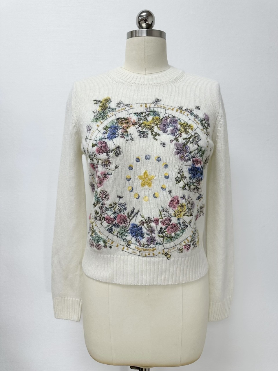 디올 자수 스웨터 화이트 캐시미어 니트 & 멀티 컬러 Dior Astral Flowers 모티브 554S57A0037_X0824 36 38 40 #타지아