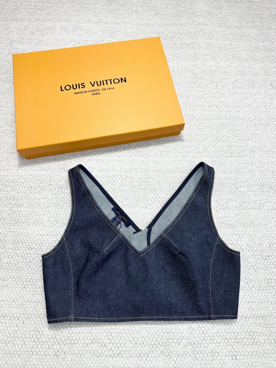 루이비통 데님 브이넥 크롭 탑 1AI168 36 38 40 #타지아