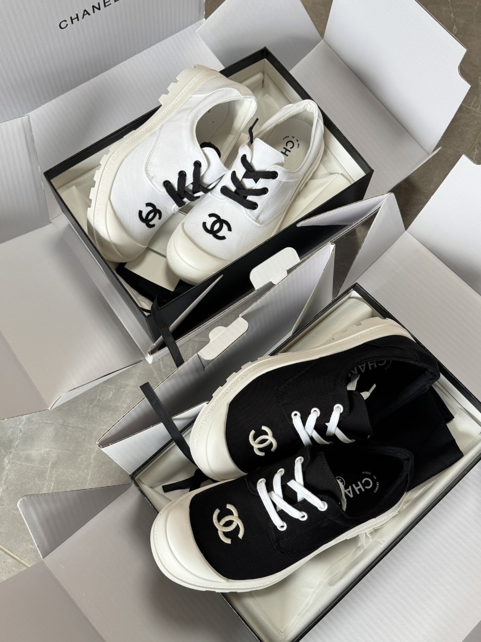 샤넬 CC 25SS 로고 화이트 레이스업 스니커즈 35~40 굽 3cm