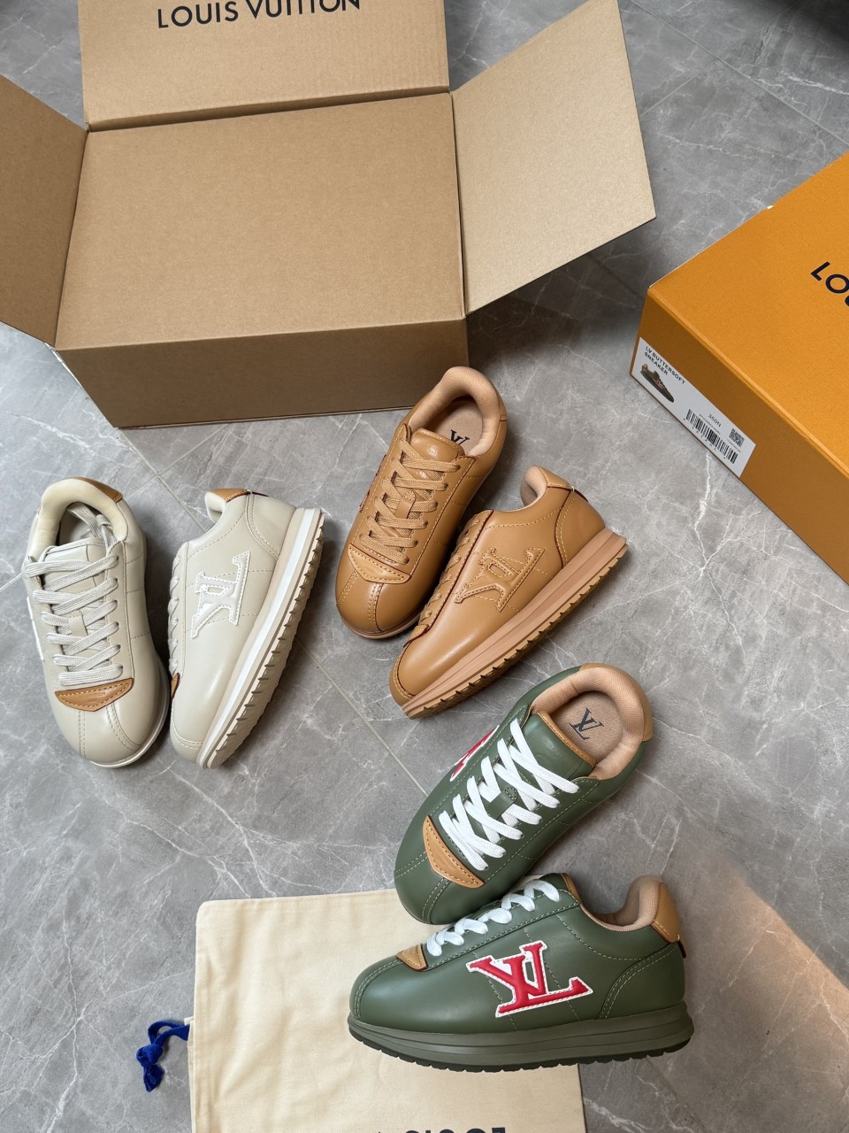 루이비통 LV 버터소프트 스니커즈 1AIKE0 여성 35~40 / 남성 40~44
