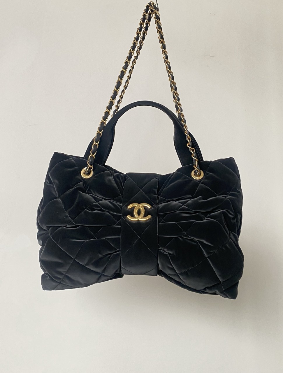 샤넬 25fw 보우백 리본백 새틴벨벳 블랙 미듐사이즈 29x38x5cm #티무역