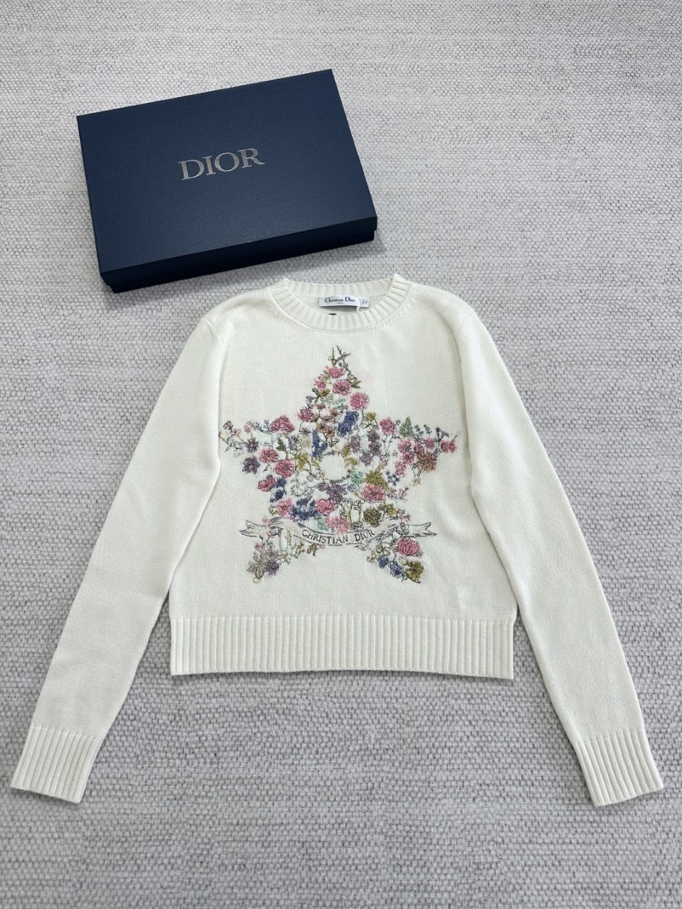 디올 자수 스웨터 화이트 캐시미어 니트 & 멀티 컬러 Dior Star 모티브 554S57A0038_X0824 36 38 40 #타지아