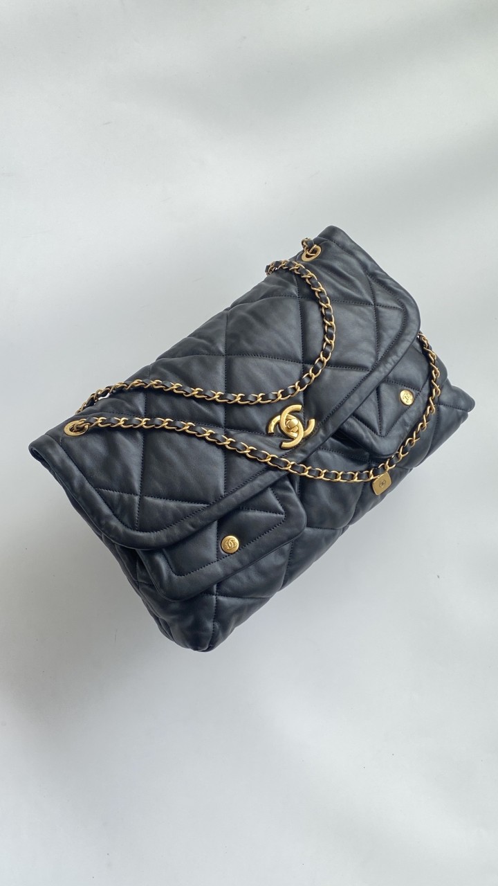 샤넬 25FW 25K 맥시 플랩백 CC로고 체인 투포켓 숄더백 블랙 골드 AS5727 27x45x10cm #티무역