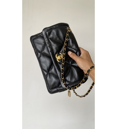 샤넬 2025/26 FW 맥시 플랩백 골드 메탈 블랙 AS5734 24x35x10cm #티무역
