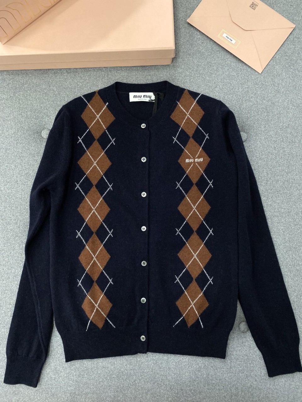 미우미우 아가일 패턴 캐시미어 카디건 네이비 MMF988 174B F0008 38 40 42