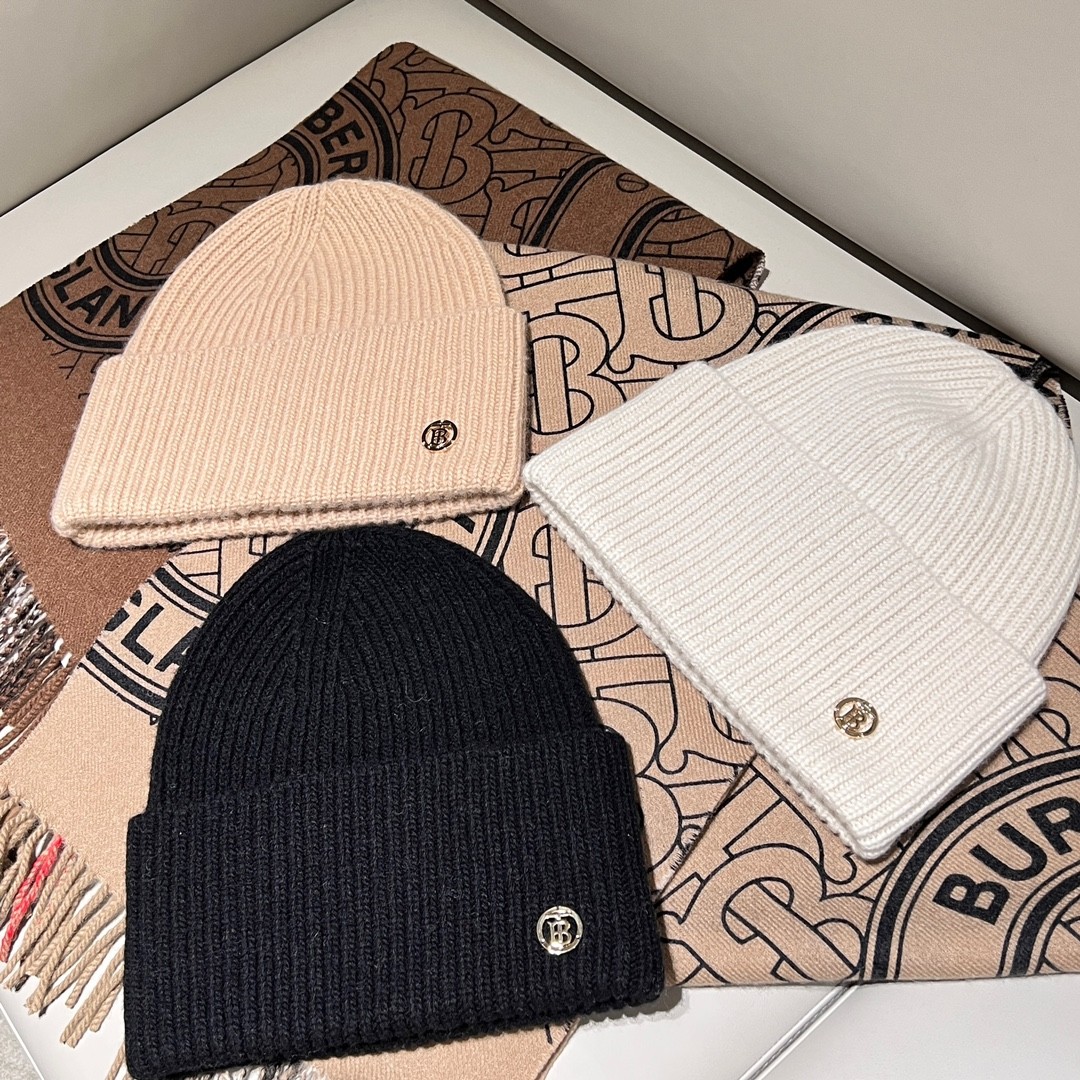 버버리 (Burberry) EKD 엠블럼 비니