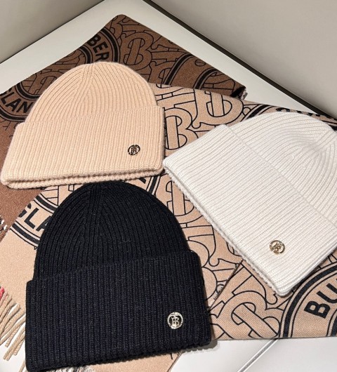 버버리 (Burberry) EKD 엠블럼 비니