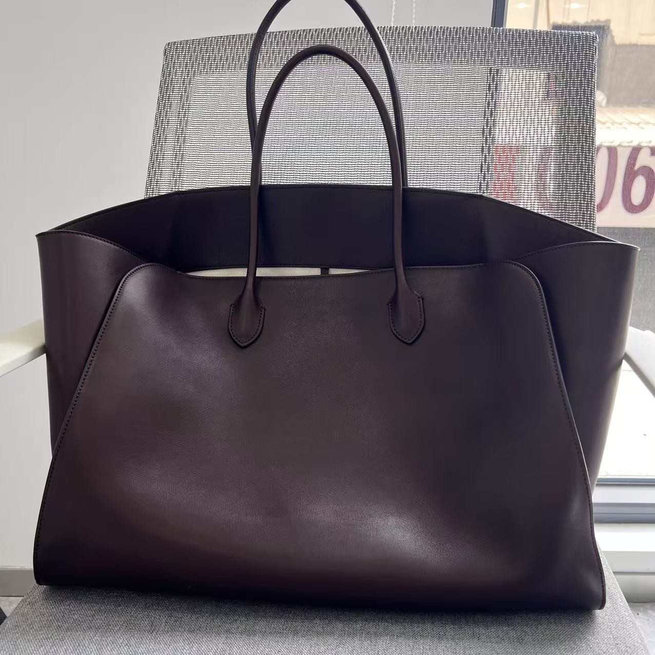 더로우 Marlo 17 레더 토트백 43x31.5x18cm