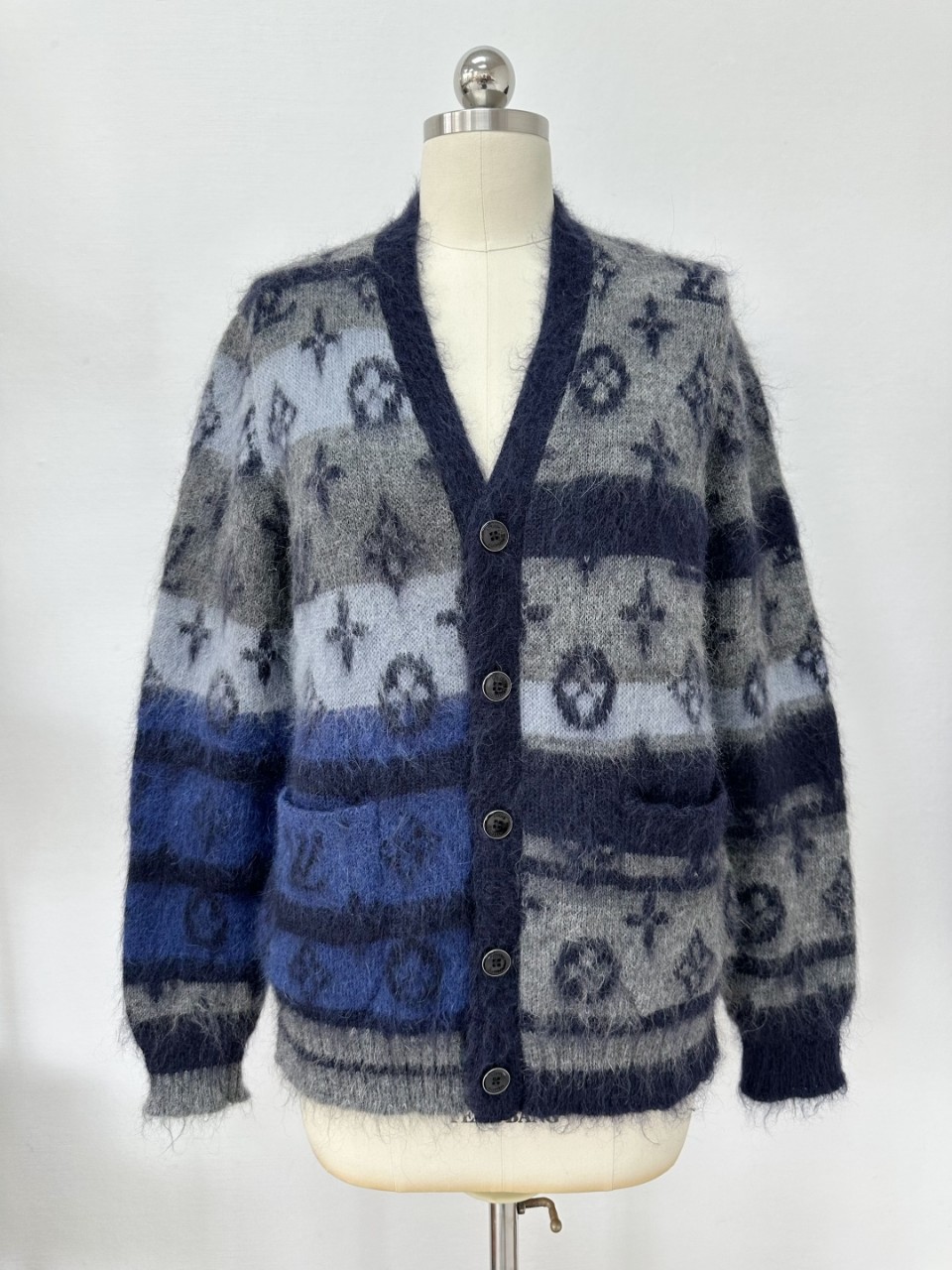 루이비통 LOUIS VUITTON 모노그램 모헤어 가디건 블루 1AIOX5 S M L XL #타지아