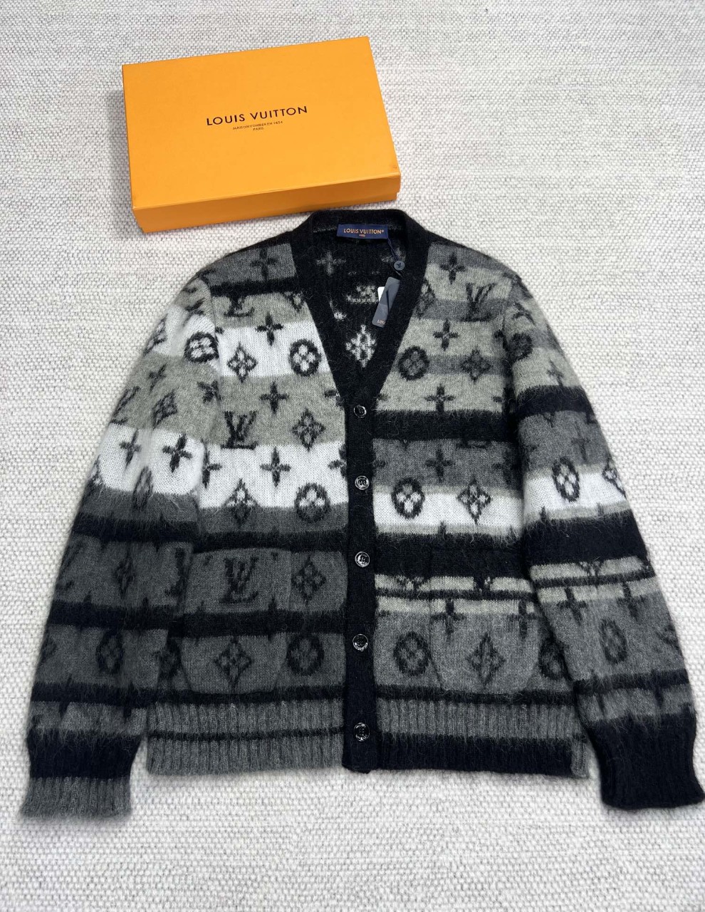 루이비통 LOUIS VUITTON 모노그램 모헤어 가디건 멀티컬러 S M L #타지아