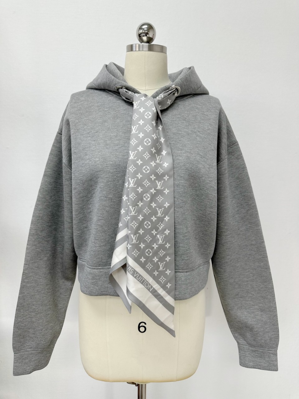 루이비통 LV 크롭드 모노그램 스카프 후디 1AIR61 S M L #타지아