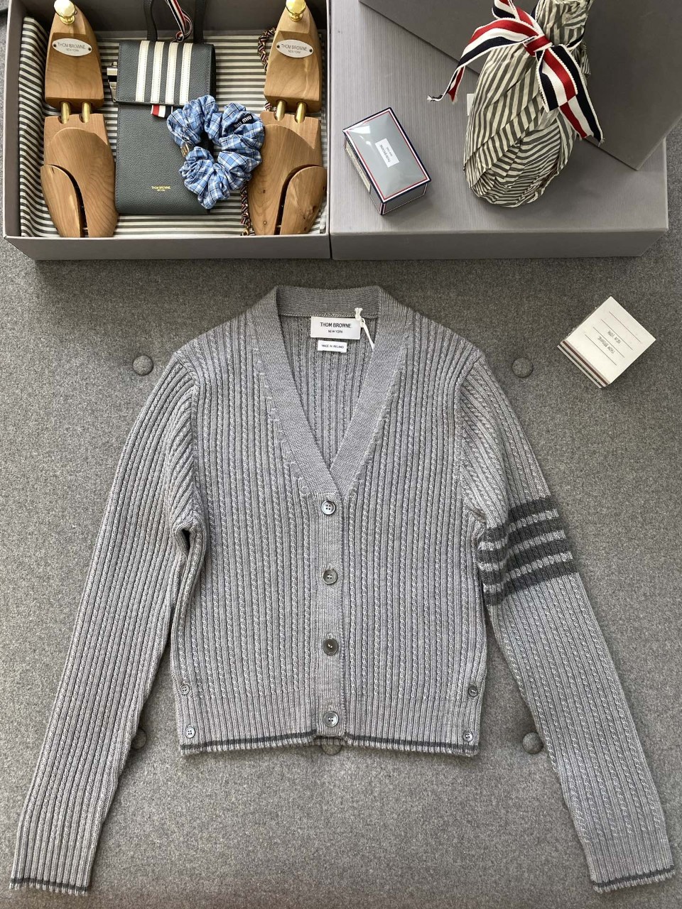 톰브라운 메리노 울 사선 크롭 가디건 라이트 그레이 FKC588A-Y1024-055 38 40 42