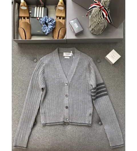 톰브라운 메리노 울 사선 크롭 가디건 라이트 그레이 FKC588A-Y1024-055 38 40 42
