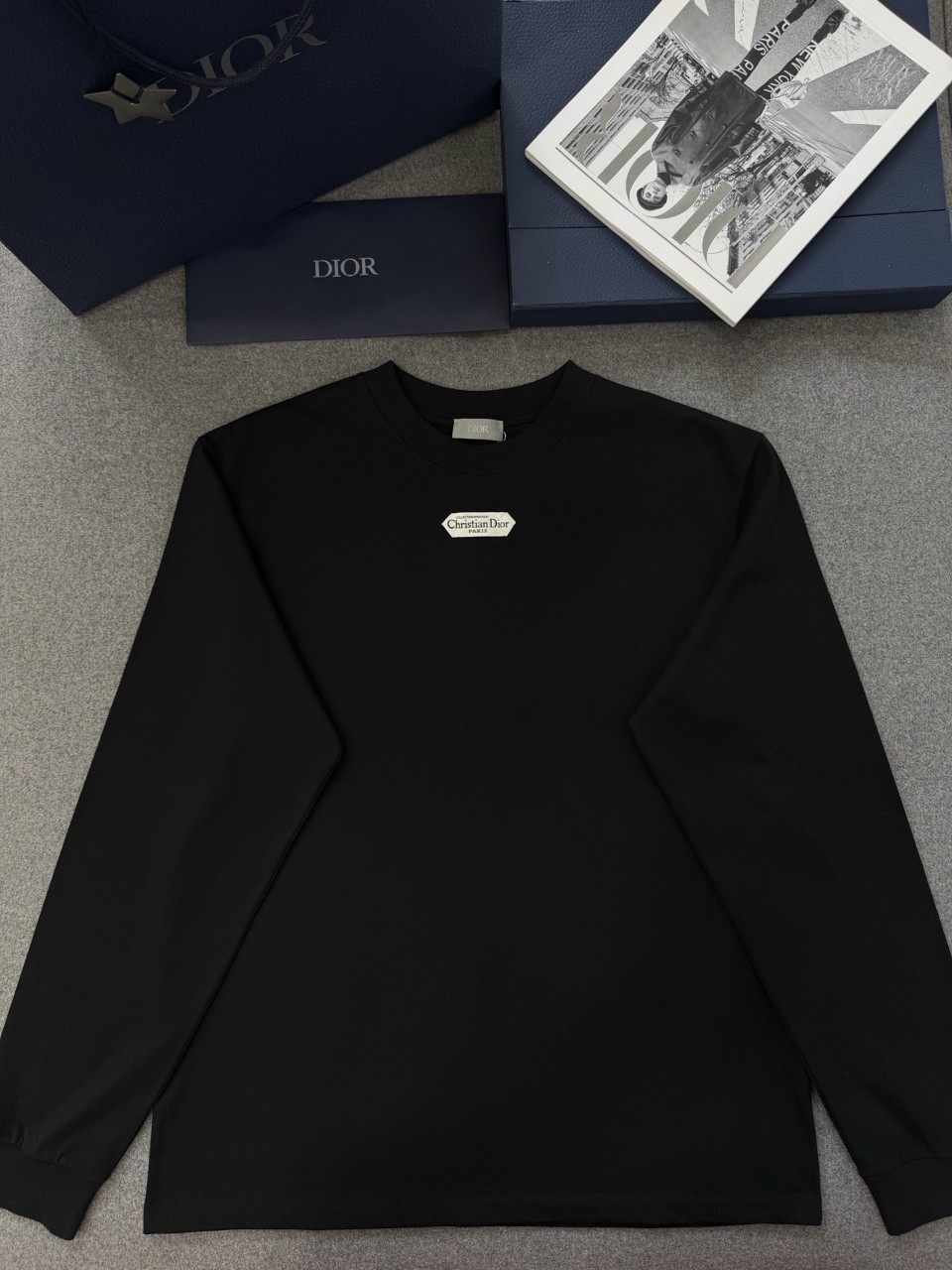 디올 Christian Dior Paris 라벨 롱 슬리브 티셔츠, 캐주얼 핏 블랙 코튼 저지 상품번호: 543J609A0847_C900 S M L XL