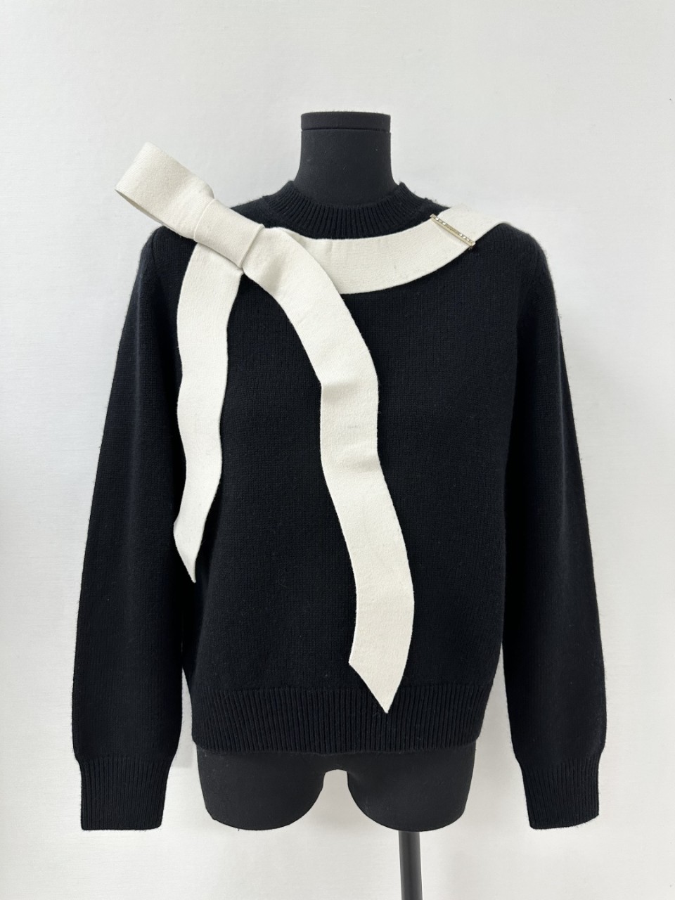 샤넬 2025 가을/겨울 시즌의 샤넬 리본 니트 스웨터 36 38 40 #타지아