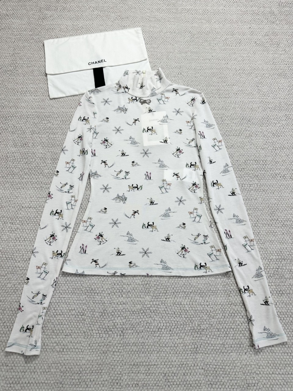 샤넬 25N 코코네쥬 코튼 터틀넥 롱 슬리브탑 CC 스키 프린트 에크루 화이트 P79715 36 38 40 #타지아