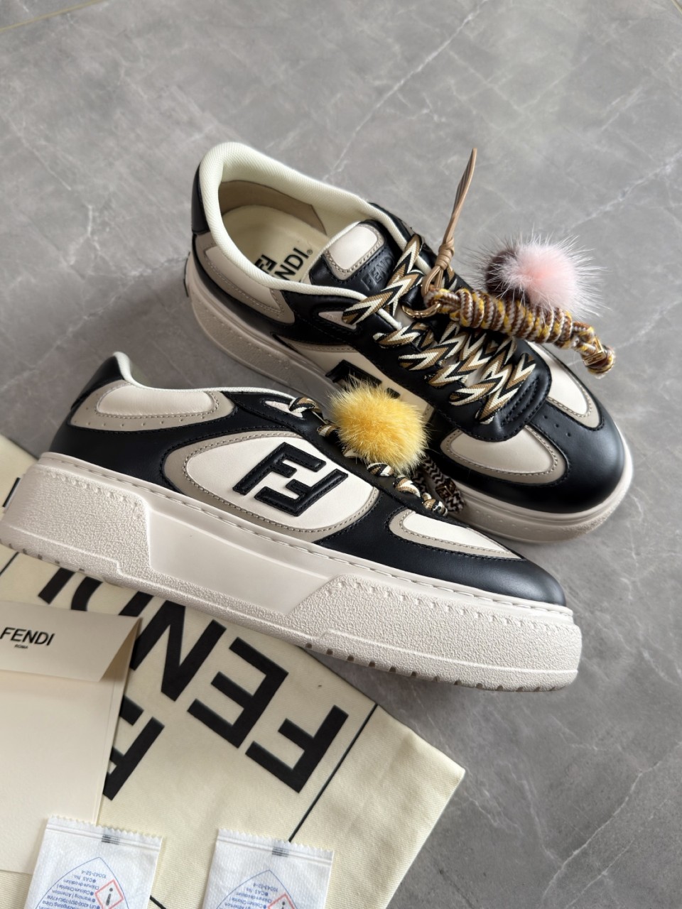 펜디 매치 블랙 및 화이트 가죽 플랫폼 로우탑 스니커즈 8E8721AY9NF1V7Q 35~40